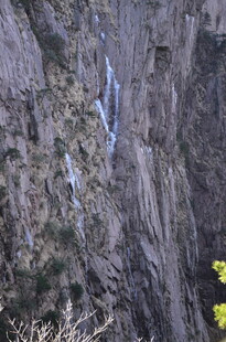 陡峭山壁间的自然景致