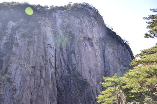 巍峨陡峭的壮观山崖