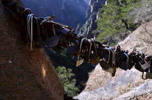 悬崖铁链上的同心锁