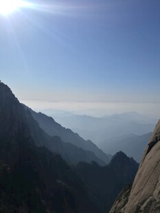 壮丽山景 阳光照耀的巍峨峰峦