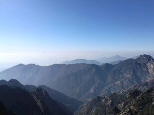 壮丽山景 蓝天映衬巍峨群山
