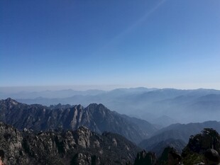 壮丽山景 蓝天映衬巍峨峰峦