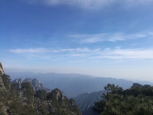 壮丽山景与蓝天白云