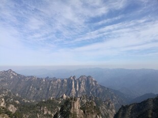 壮丽山景俯瞰蓝天白云