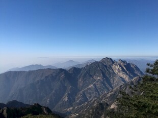 巍峨壮丽的高山景观