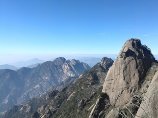 巍峨高山壮丽景致