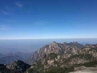巍峨山峦映蓝天