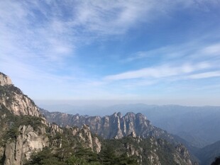 壮丽山景与蓝天云海