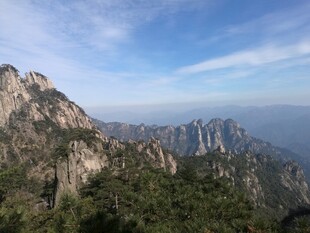 壮丽山景 蓝天白云下的奇峰