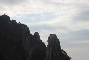 巍峨山峰映于天际