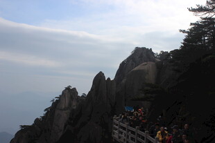 黄山美景 群峰与游人