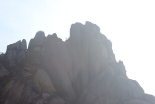 巍峨嶙峋的奇特山峰