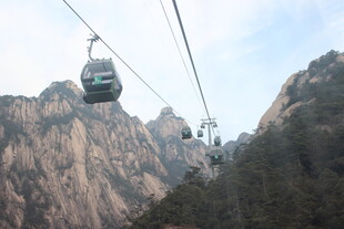 山间缆车穿梭壮丽美景