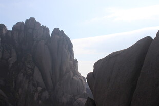 巍峨峻峭的壮丽山峰