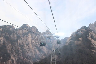 山间缆车穿梭壮丽山景