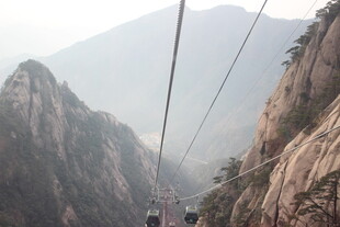 黄山索道穿行壮美山峦