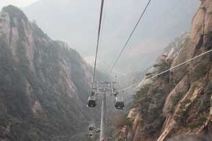 山间缆车穿梭壮丽山景