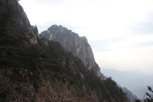 巍峨山峰景色壮丽