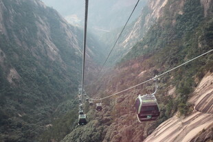 山间缆车穿梭于壮丽峡谷