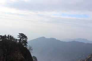 山巅景致 云雾缭绕群山