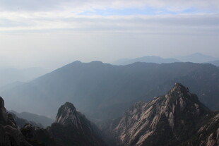 巍峨群山云雾缭绕之景