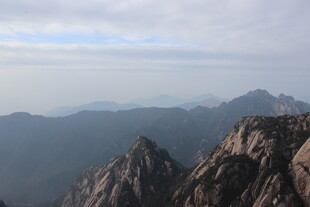 巍峨山峦远眺壮丽景观