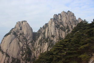 巍峨黄山奇峰景色