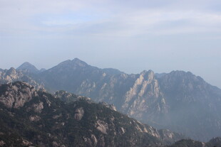 壮丽山景 云雾缭绕的奇峰
