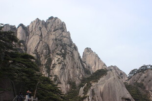 巍峨壮观的峻峭山峰