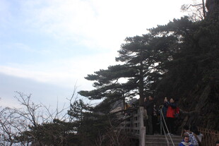 山间栈道上的游客身影