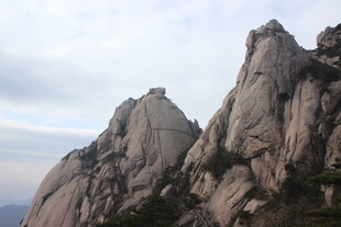 巍峨壮丽的山峰景色