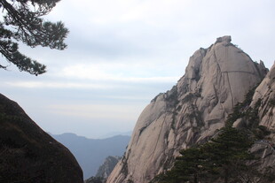 巍峨黄山山峰壮丽景色