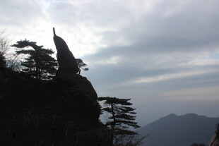奇峰耸立的壮丽山景