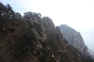 巍峨山峰景色壮丽