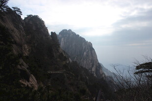 巍峨山峰云雾缭绕之景