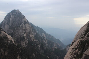 巍峨壮观的高山景色