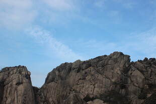 巍峨山石与蓝天美景