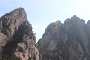 巍峨壮观的险峻山峰