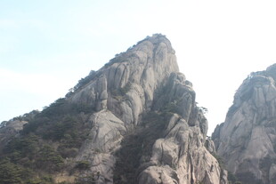 巍峨险峻的壮丽山峰