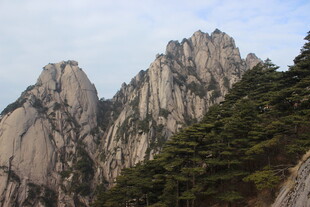 巍峨壮观的秀丽山峰