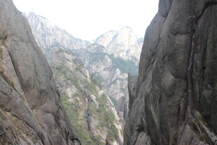 巍峨山间峡谷壮丽景观