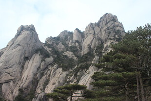 巍峨壮观的嶙峋山峰