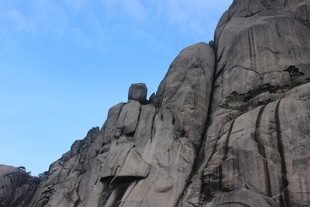 巍峨嶙峋的壮观岩石