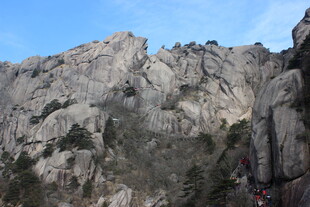 巍峨险峻的壮丽山峰
