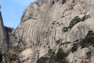 巍峨壮观的陡峭山石景观