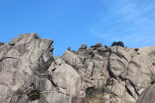 巍峨山石映蓝天
