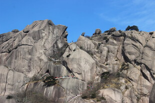 巍峨嶙峋的壮观山石