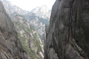 险峻巍峨的壮丽山景