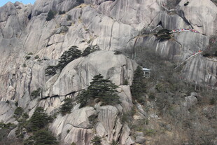 巍峨险峻的陡峭山石景观