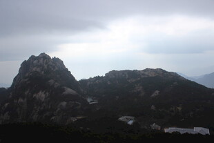 云雾缭绕的巍峨山峰